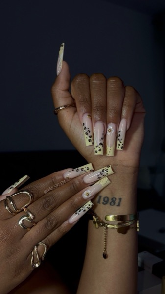 Nail art léopard jaune pastel